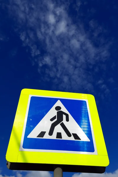Teken waarschuwing van voetgangersoversteekplaats — Stockfoto