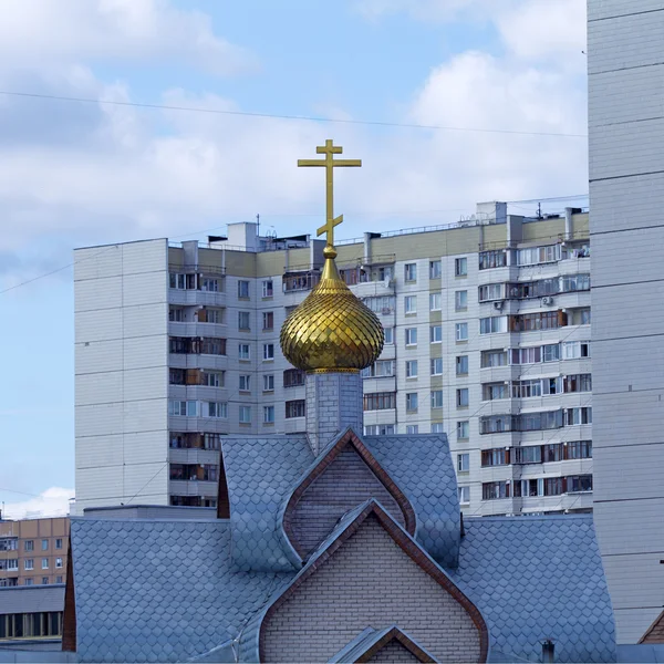 Orthodoxe kerk in nieuwe district — Stockfoto