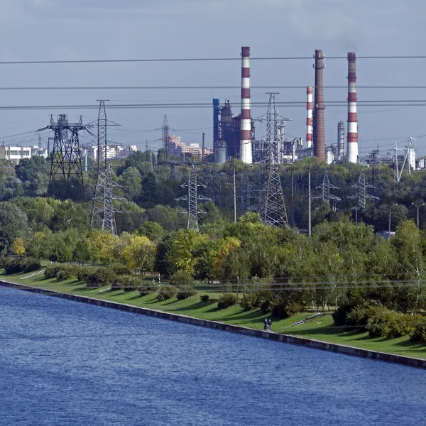 石油精製工場、モスクワの工業用パイプ — ストック写真