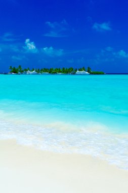 ada ve tekne tropikal plaj