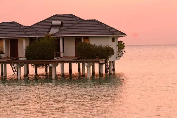 Bungalow in Ocean at Sunset, Maldives — Stock Photo, Image