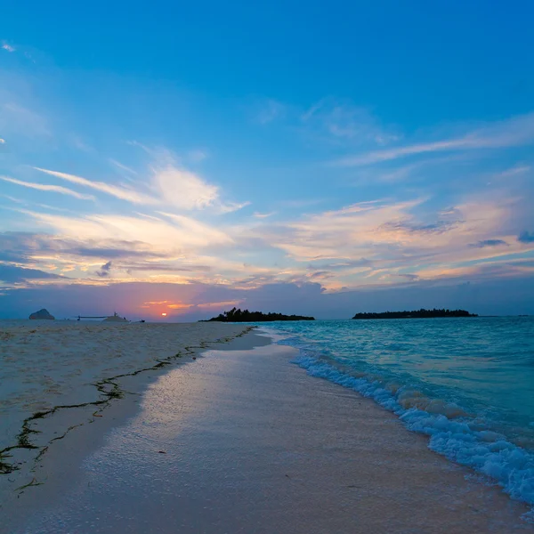 Tropical Sand Beach at Sunset, Maldives — Stock Photo, Image
