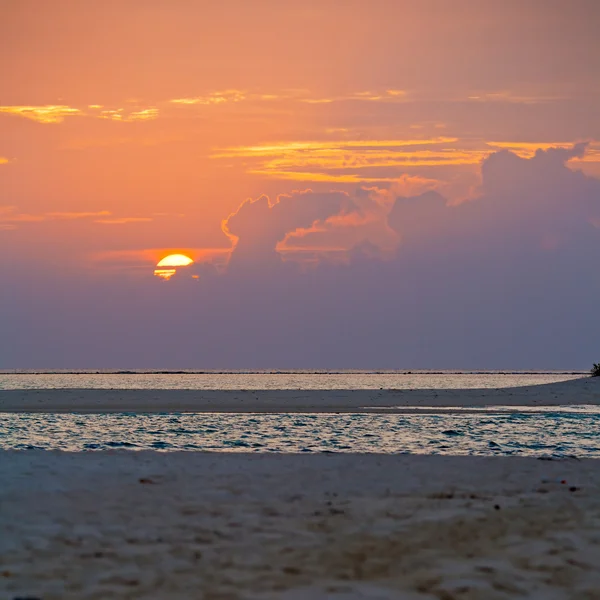 Praia de areia tropical ao pôr do sol, Maldivas — Fotografia de Stock