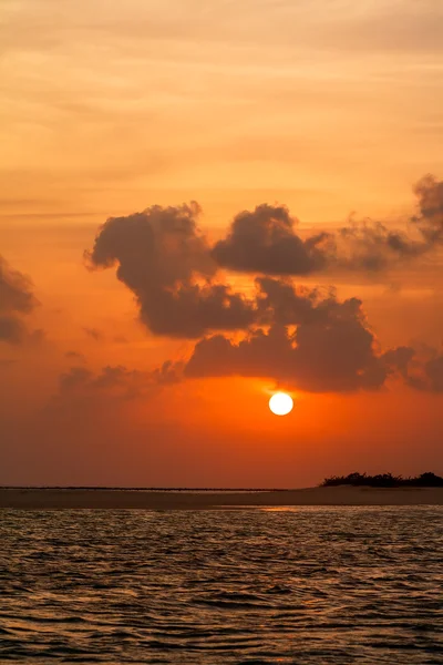 在日落的马尔代夫热带沙滩 — 图库照片