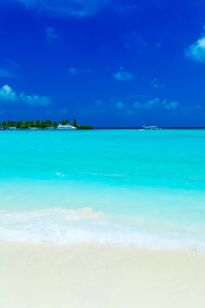 Tropisch strand met eiland en boten — Stockfoto