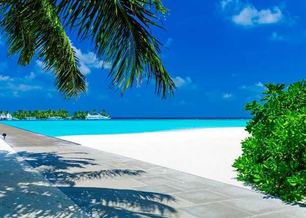 Tropischer Strand mit Insel und Booten — Stockfoto