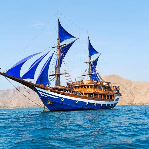 Vintage Wooden Ship with Blue Sails — Stock Photo, Image