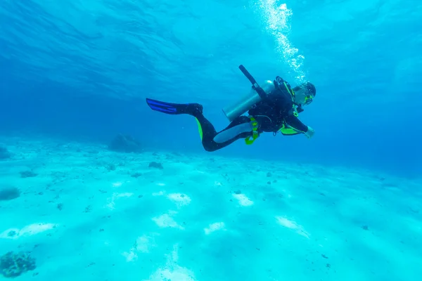 海の底の近くのスキューバダイバーのシルエット — ストック写真