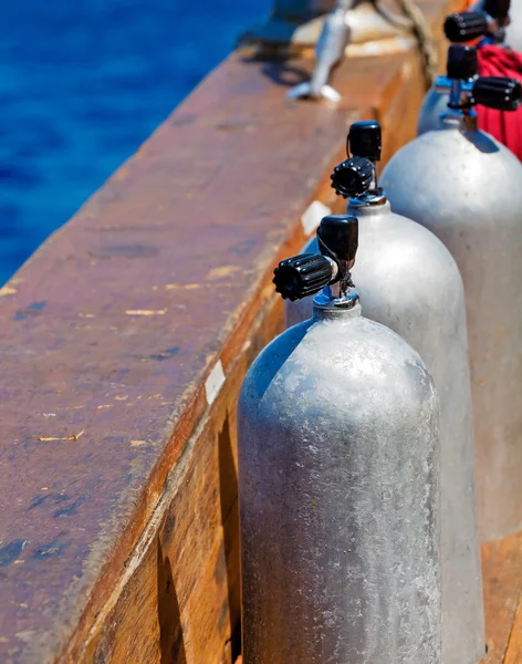 Tüplü dalış teknesinde basınçlı hava tankları — Stok fotoğraf