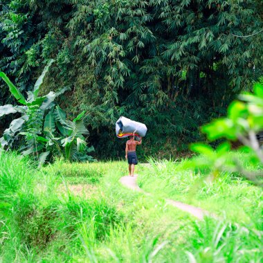 kafasına ağır ağırlık taşıyan adam
