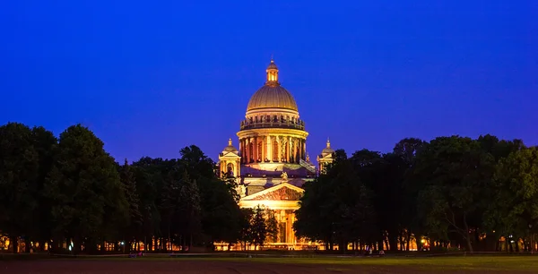 Saint isaac's cathedral w nocy, st. petersburg — Zdjęcie stockowe