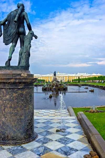 Szökőkutak a Peterhof palota — Stock Fotó