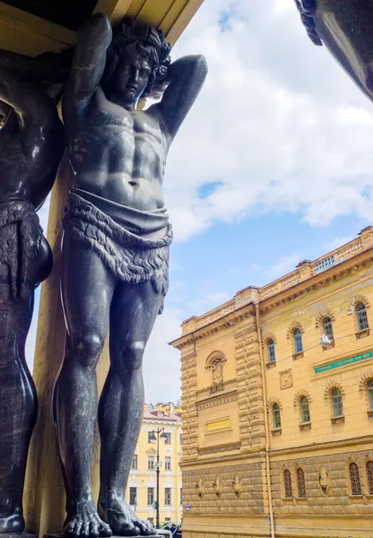 Estatua del Atlas a la entrada del Nuevo Hermitage —  Fotos de Stock