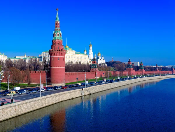 Moskou Kremlin en Moskva rivier, Rusland — Stockfoto