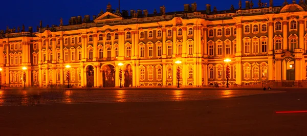 Эрмитаж ночью, Санкт-Петербург — стоковое фото