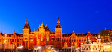 Şehir tren istasyonunda gece, amsterdam, Hollanda