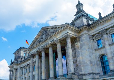 Reichstag Binası ve Alman bayrağı, berlin