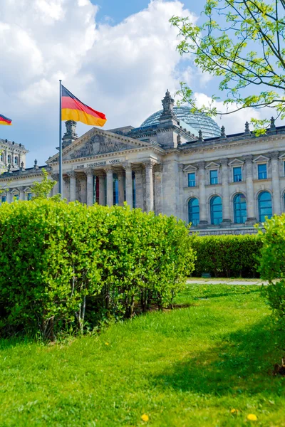Edificio del Reichstag y bandera alemana, Berlín — Foto de Stock