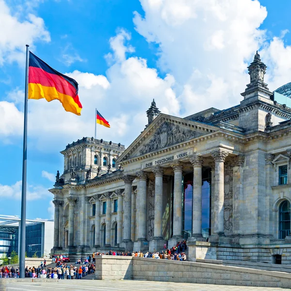 Riksdagshuset och tysk flagg, berlin — Stockfoto