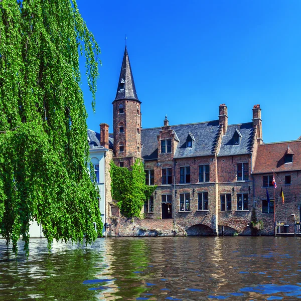 Vecchie case e Rosenhoedkaai, Bruges — Foto Stock