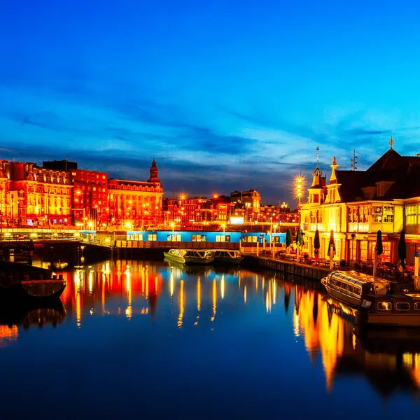 Prins hendrikkade w nocy, amsterdam — Zdjęcie stockowe