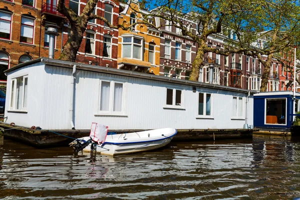 Vintage huizen op de grachten, amsterdam — Stockfoto