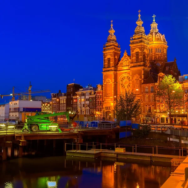 Sint-nicolaaskerk bei Nacht, amsterdam — Stockfoto