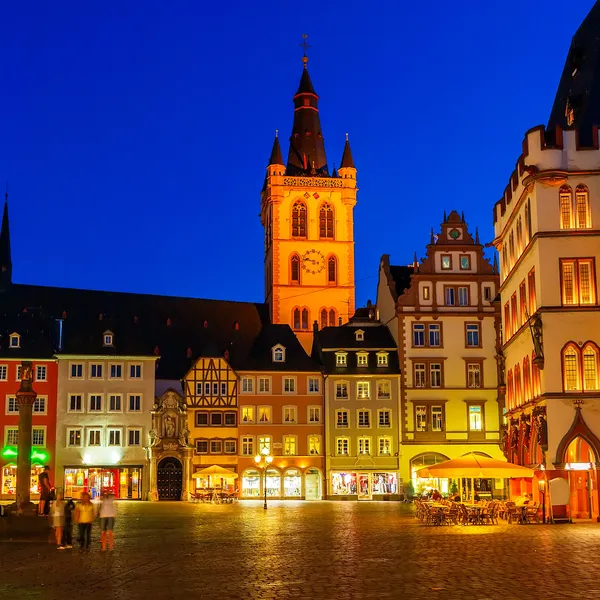 Casas pequeñas vintage por la noche, Tréveris, Alemania —  Fotos de Stock