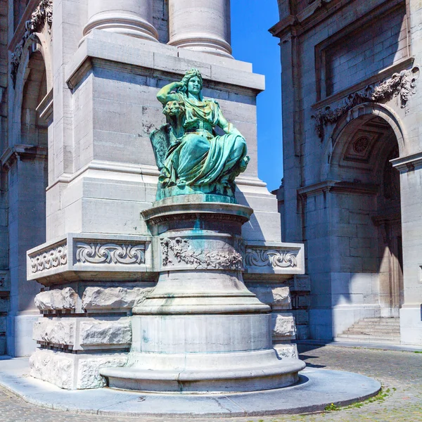 Арка Cinquantenaire со статуей, Брюссель — стоковое фото