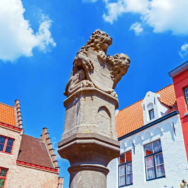 Puente estatua de león en camino a Markt, Brujas, Bélgica —  Fotos de Stock