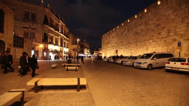 Gelukkig casual man wijzen op een bordgece hayatı yakınındaki jaffa gate, Kudüs, İsrail — Stok video