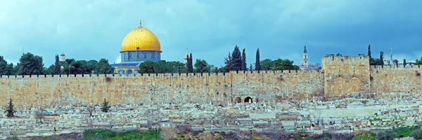 全景图-圆顶的岩石和耶路撒冷隔离墙 — 图库照片