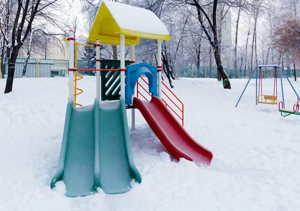 Parco giochi per bambini innevato — Foto Stock