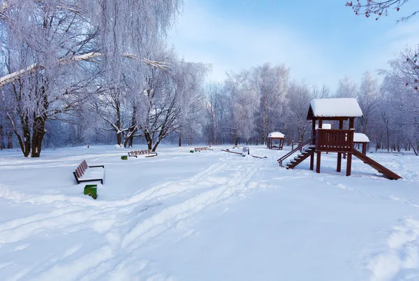 Снежный зимний пейзаж — стоковое фото