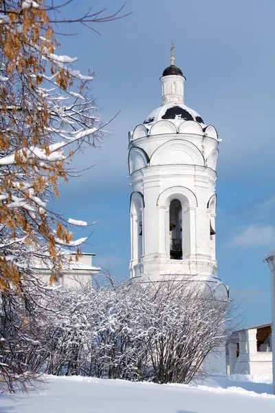 Klokkentoren van de kerk van st. george in kolomenskoye — Stockfoto