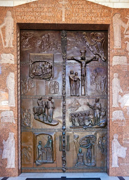 Puertas de bronce de la Anunciación Catedral de Nazaret — Foto de Stock