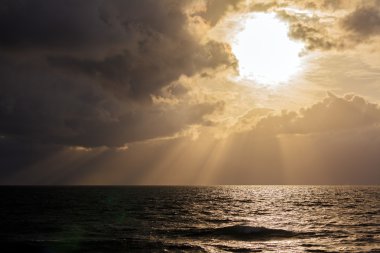 Güneş ışınları ve ağır bulutlar dramatik ışık