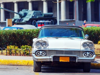 devrim Müzesi, havana yakınındaki eski model beyaz araba