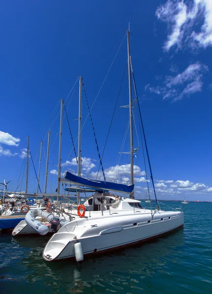 Katamarane in yacht marine, cienfuegos, kuba — Stockfoto