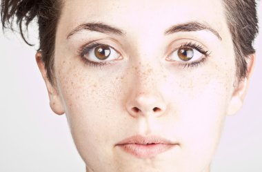 Güzel bir genç kızın portresi.