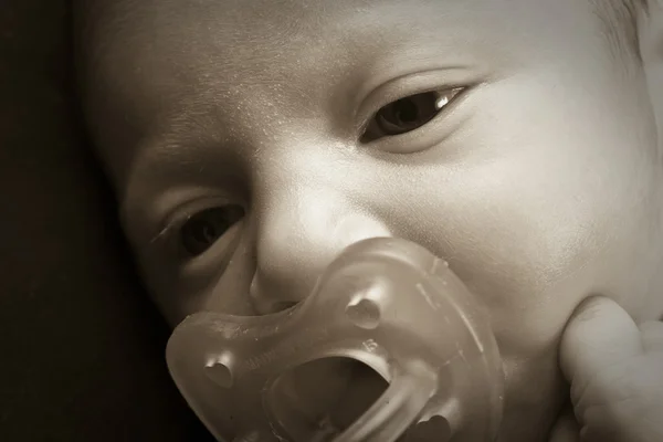 Portrait d'adorable bébé fille nouveau-né sur fond noir — Photo
