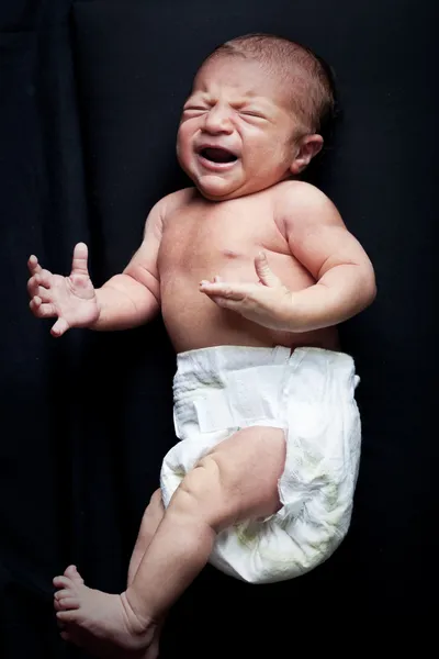 Portrait d'adorable bébé fille nouveau-né pleurant sur fond noir — Photo