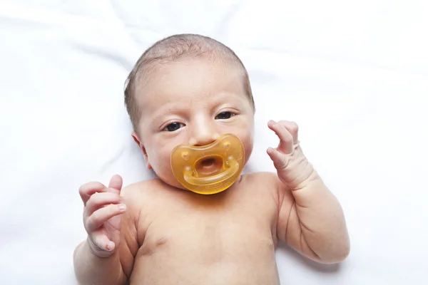 Portret van schattig pasgeboren babymeisje — Stockfoto
