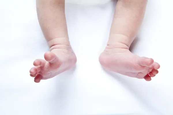 Pasgeboren baby voeten op witte achtergrond — Stockfoto