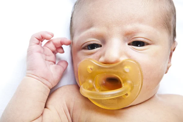 Portret van schattig pasgeboren babymeisje — Stockfoto