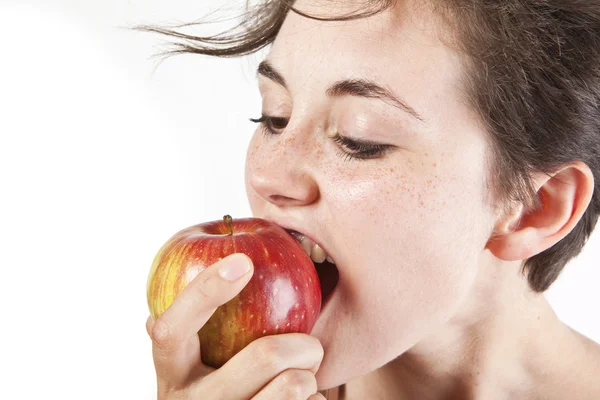 Портрет красивой девушки с яблоком — стоковое фото