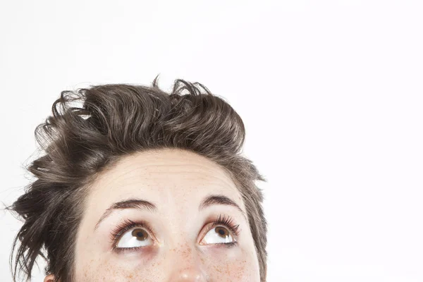 Retrato de cerca de una mujer mirando hacia arriba —  Fotos de Stock