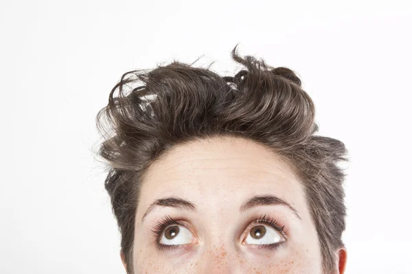 Retrato de cerca de una mujer mirando hacia arriba — Foto de Stock