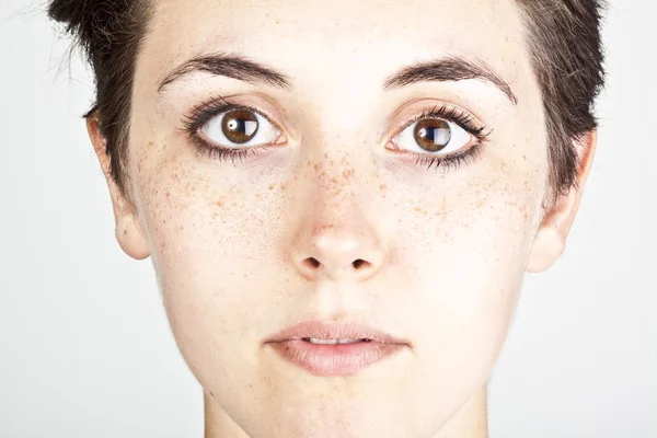 Retrato de una hermosa joven — Foto de Stock