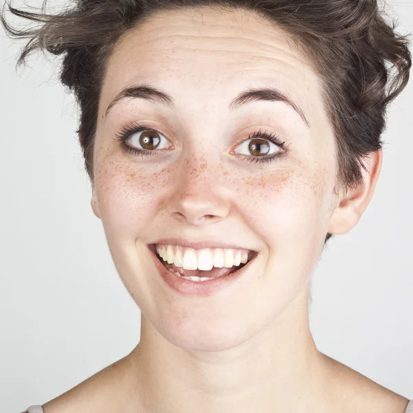 Retrato de una joven hermosa y sonriente — Foto de Stock